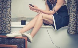 vừa sạc vừa dùng điện thoại