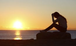 Đừng tự làm mình đau bởi người cũ của chồng