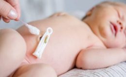 Kẹp rốn muộn là gì? Lợi ích của việc kẹp rốn muộn đối với trẻ sơ sinh khi chào đời