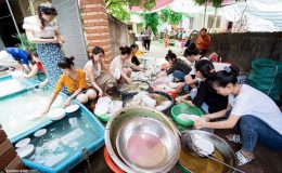 Hội chị em của năm: Ăn cưới xong xắn tay rửa bát cùng cô dâu! MXH: Đúng là hội chị em của nhà người ta!