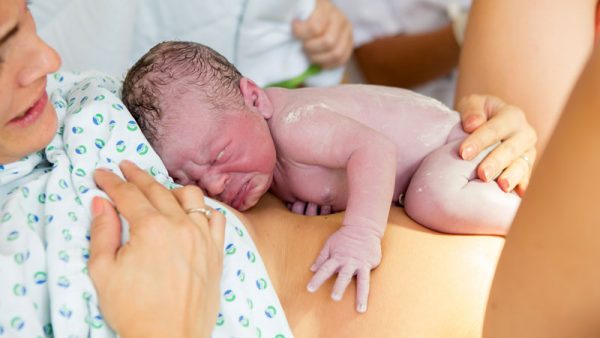 Kẹp rốn muộn là gì? Lợi ích của việc kẹp rốn muộn đối với trẻ sơ sinh khi chào đời