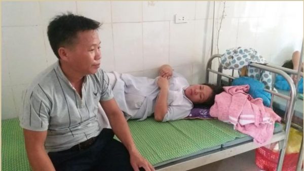 bé sơ sinh bị kéo đứt cổ
