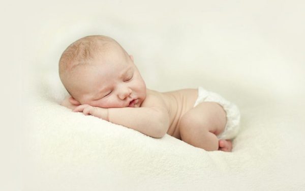 Sự phát triển của trẻ sơ sinh qua từng tháng: Trẻ 1 tháng tuổi!