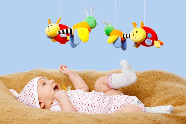 Sự phát triển của trẻ sơ sinh qua từng tháng: Trẻ 1 tháng tuổi!