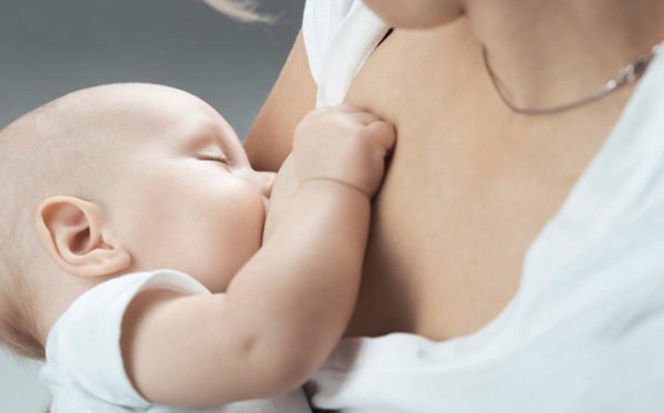 Sự phát triển của trẻ sơ sinh qua từng tháng: Trẻ 1 tháng tuổi!