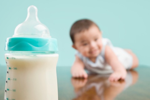 Trộn sữa mẹ với sữa công thức thì phải đặc biệt chú ý những điều này!