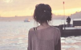 Đừng chờ nước mắt chảy mới biết mình đang khóc