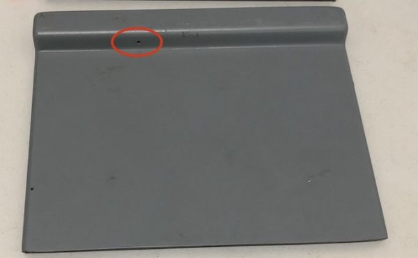 Một mắt camera mini (giữa vòng tròn khoanh đỏ) được nhóm tội phạm cài ngay trên tấm nhựa che bàn phím. Ảnh: Nguyễn Hải.