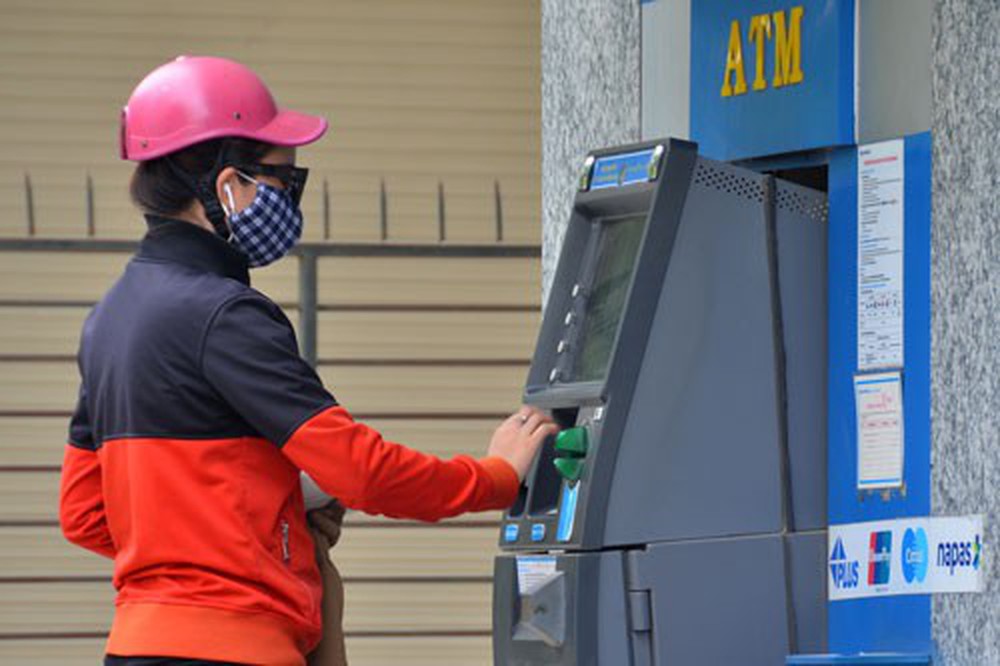 tạo thẻ ATM giả để rút tiền