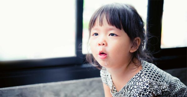 Mách mẹ cách xử lý cơn hen suyễn ở trẻ lúc giao mùa