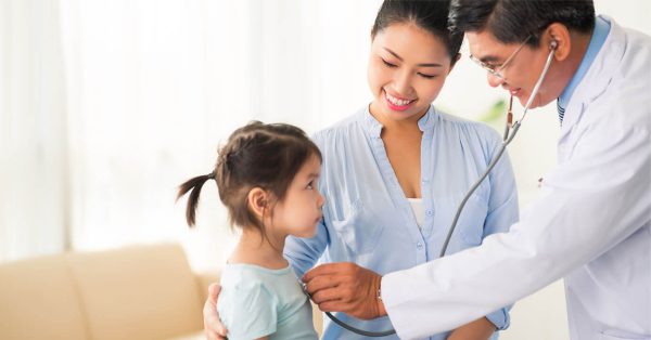 Mách mẹ cách xử lý cơn hen suyễn ở trẻ lúc giao mùa