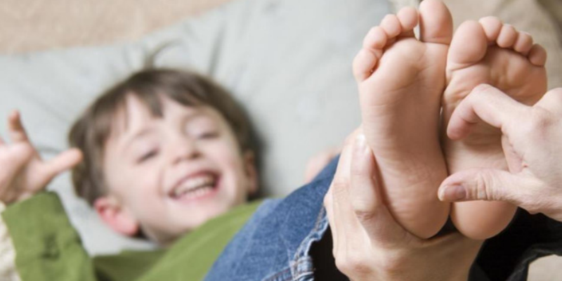 Hiểm họa từ hành động cù lét trẻ nhỏ- Người lớn cần chú ý!