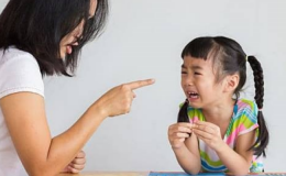 Quát mắng con có hại như đánh con vậy! Đừng lấy làm lạ khi 20 năm sau trẻ sẽ trở nên "ăn vạ"