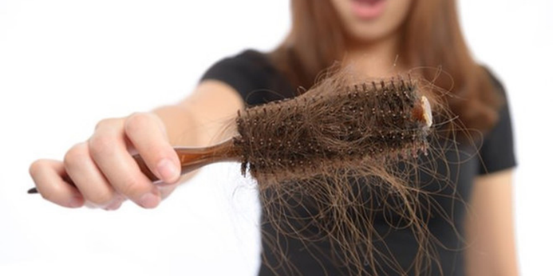 Sai lầm hàng ngày khiến tóc bạn ngày càng yếu và gãy rụng! Cẩn thận nếu không muốn tóc ngày một ít đi