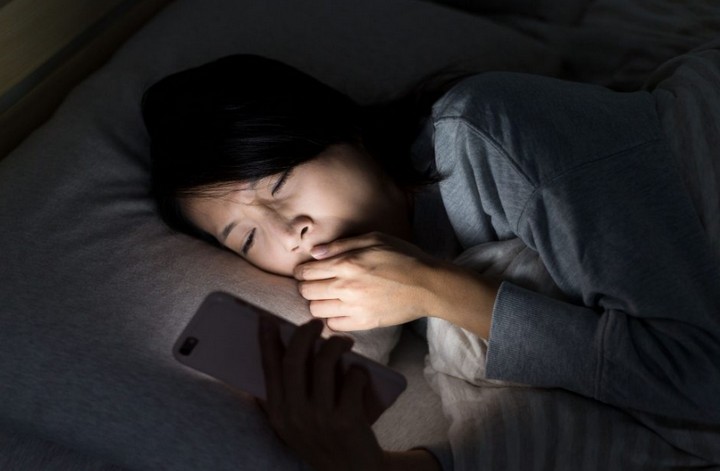 khi ngủ không dùng điện thoại máy tính
