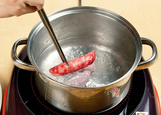 Cho thịt vào nước lạnh và nấu