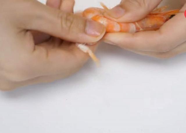 Bóc vỏ tôm bước 1