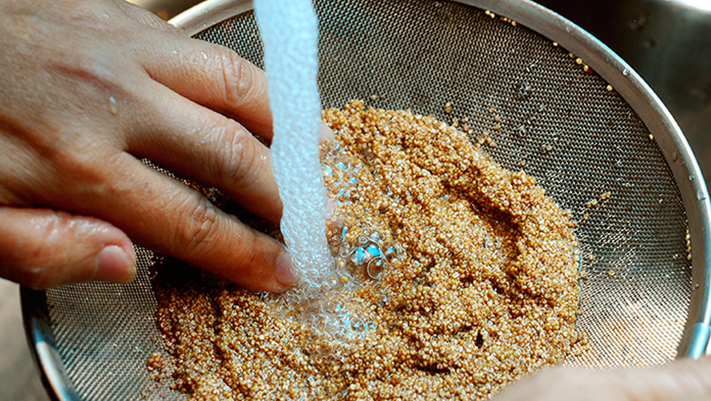 ngâm và vo thật kĩ hạt quinoa