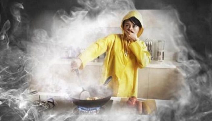 khói bụi nhà bếp khi nấu ăn