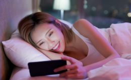 Thức khuya cày phim có thể gây ra hội chứng “sương mù não” (brain fog)!