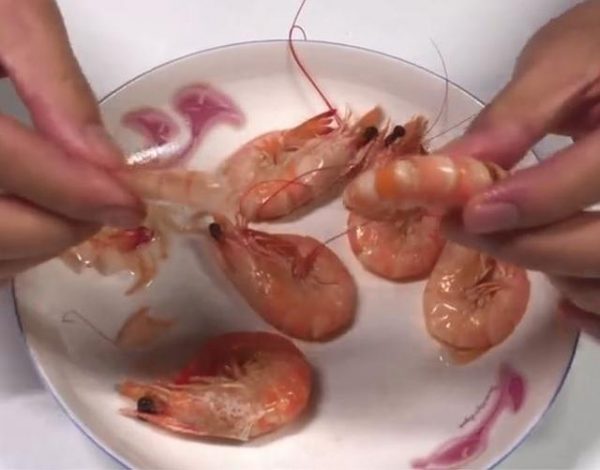 Bóc vỏ tôm bước 3