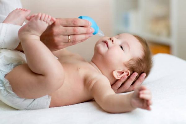 Cha mẹ làm gì khi trẻ sơ sinh nghẹt mũi?
