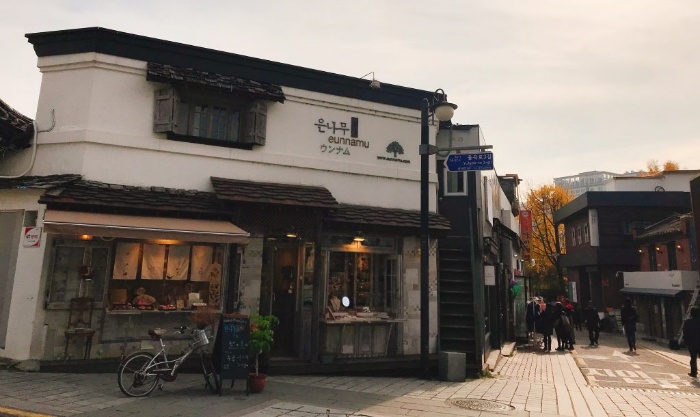 Một tiệm bánh – cà phê xinh xinh ở Samcheongdong