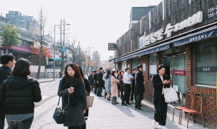 Một tiệm mì gia truyền trên đường chính Samcheong-ro, đúng giờ tan tầm nên rất đông khách