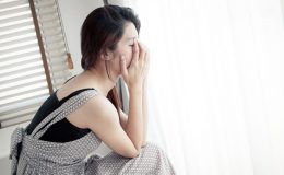 bên cạnh anh là người con gái khác
