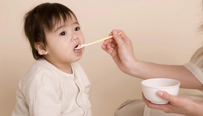 Trẻ 8 tháng tuổi