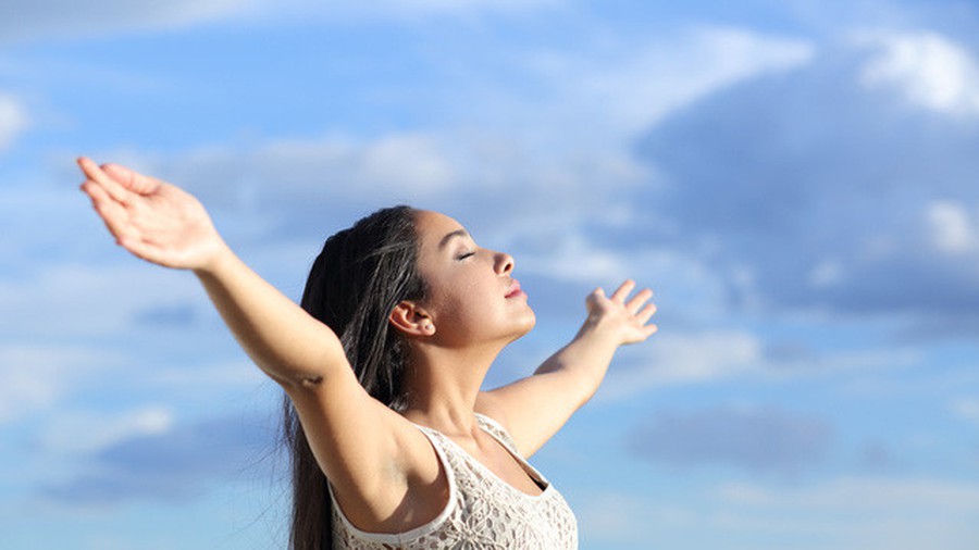 NHẮM MẮT VÀ HÍT THỞ SÂU