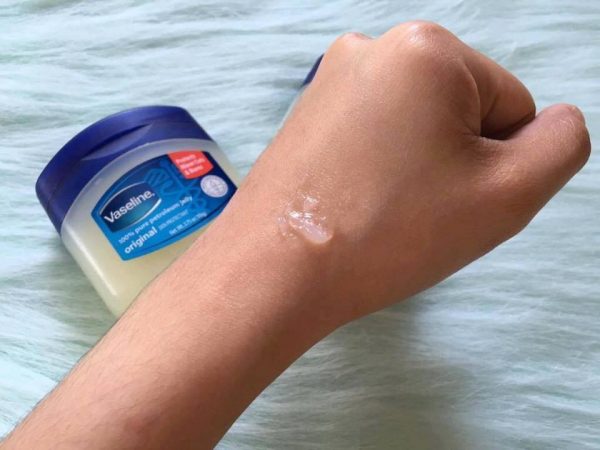 Chỉ với 1 hộp Vaseline giá chưa đến 150k, bạn đã có trong tay 7 mẹo vặt hay ho trong cuộc sống