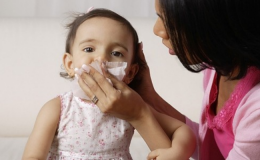 Cha mẹ làm gì khi trẻ sơ sinh nghẹt mũi?