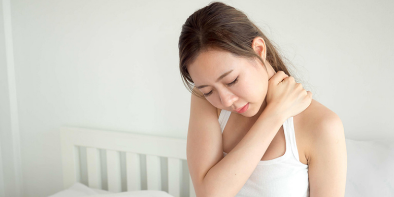 Bạn hay bị sái cổ là do đốt sống cổ gặp vấn đề! Nên chườm khăn lạnh hay khăn nóng để giúp giảm đau?
