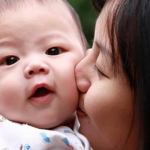 Lại một lần nữa, nụ hôn của người lớn làm em bé bị nhiễm khuẩn phải điều trị hơn 1 tháng