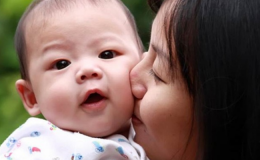 Lại một lần nữa, nụ hôn của người lớn làm em bé bị nhiễm khuẩn phải điều trị hơn 1 tháng