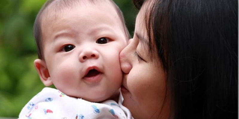 Lại một lần nữa, nụ hôn của người lớn làm em bé bị nhiễm khuẩn phải điều trị hơn 1 tháng