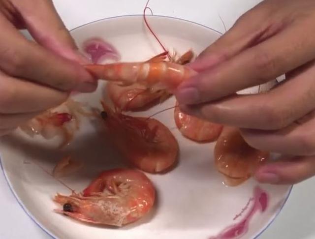 Bóc vỏ tôm bước 2