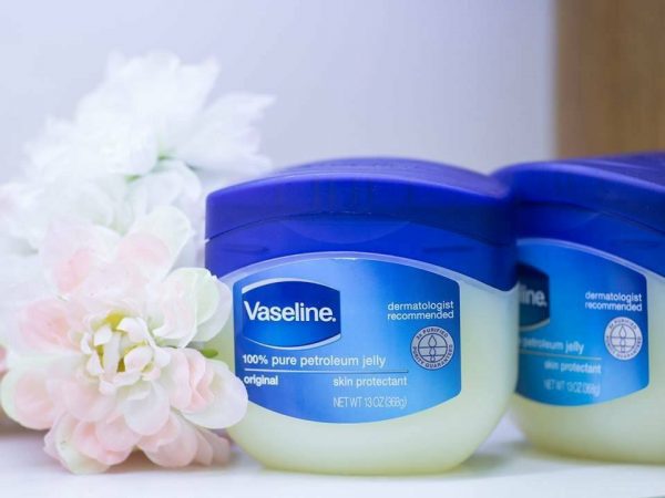 Chỉ với 1 hộp Vaseline giá chưa đến 150k, bạn đã có trong tay 7 mẹo vặt hay ho trong cuộc sống