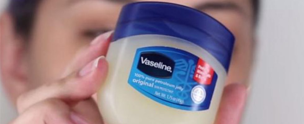 Chỉ với 1 hộp Vaseline giá chưa đến 150k, bạn đã có trong tay 7 mẹo vặt hay ho trong cuộc sống