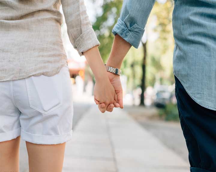 nắm tay thật chặt