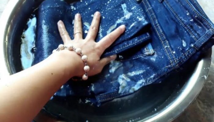 Mách bạn cách giặt quần Jeans không phai màu cực kì hiệu quả
