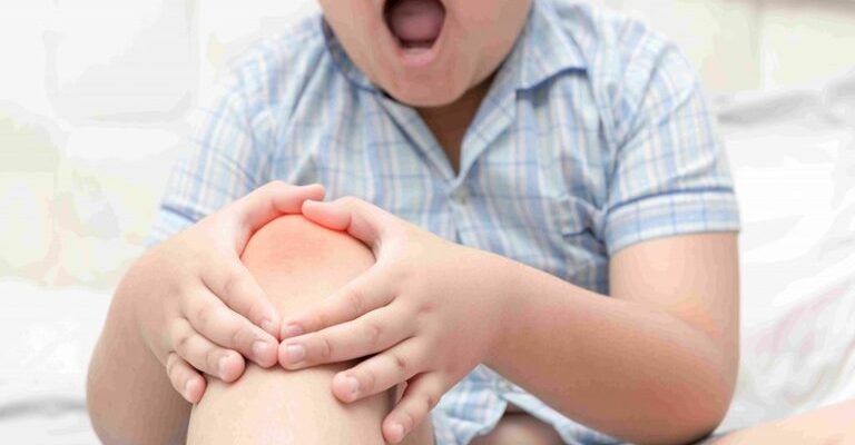 Tìm hiểu chứng đau khớp tăng trưởng ở trẻ
