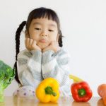trẻ ăn rau xanh