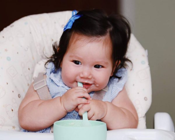 Hà Anh chia sẻ về cách tập cho bé Myla ăn dặm, tránh cho con có ấn tượng xấu về thức ăn