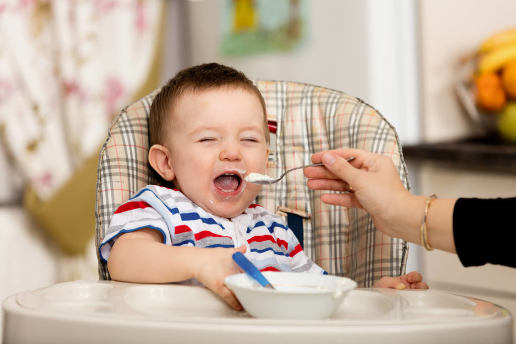 Động viên khuyến khích khi trẻ ăn hết