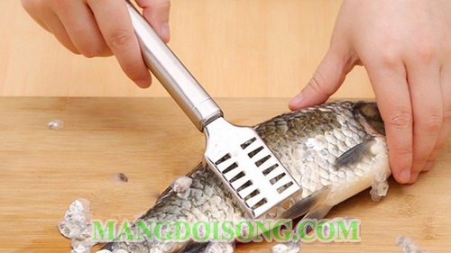 Cách khử mùi tanh của cá trên tay