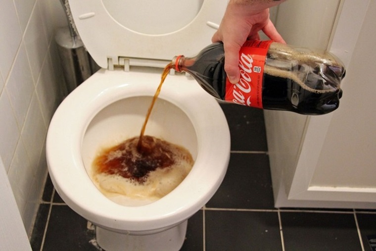 Sử dụng Coca Cola để làm trắng bồn cầu