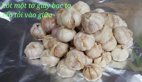 vớt tỏi cho vào giấy bạc
