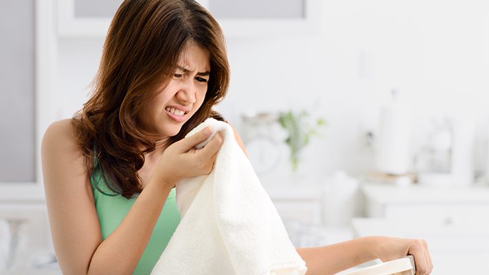 Mẹo khử mùi ẩm mốc khó chịu của áo quần mùa mưa ngay tại nhà nhanh chóng và hiệu quả